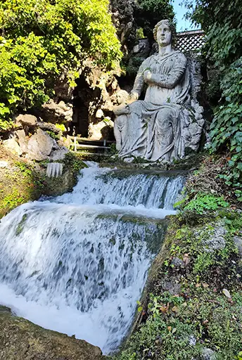 Filtración de agua de río – Fuentes en Villa d’Este en Tivoli, Italia